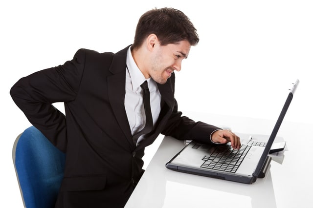 Dân văn phòng bị đau lưng phần lớn là do ngồi sai tư thế khi làm việc (Nguồn: Internet)