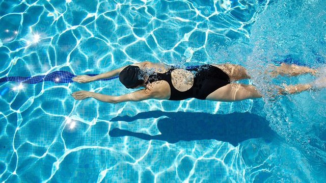 Bơi lội cũng là một môn thể thao rất phù hợp với quỹ thời gian của dân văn phòng (Nguồn: Internet)