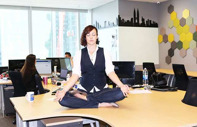 Yoga có những bài tập nhẹ nhàng và rất hiệu quả để thư giãn gân cốt cho dân văn phòng (Nguồn: Internet)