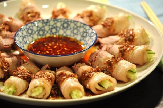 Món thịt luộc cuộn dưa chuột vừa đảm bảo được chất đạm vừa có rau xanh mát cho dân văn phòng