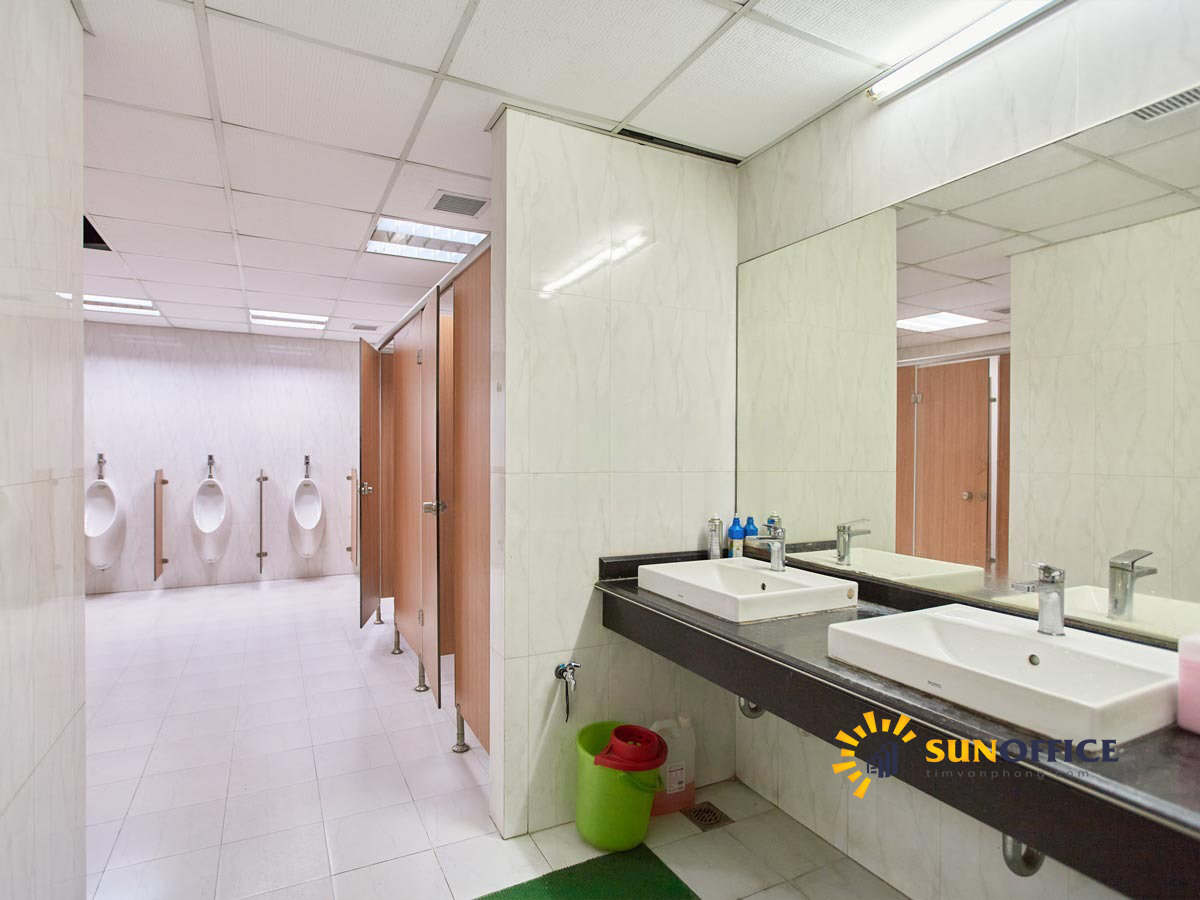 Nhà vệ sinh tòa nhà Kim Hoàn