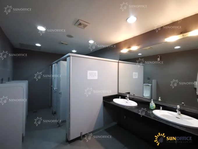 Khu vệ sinh bên trong tòa nhà văn phòng cho thuê Hà Nội Tourist