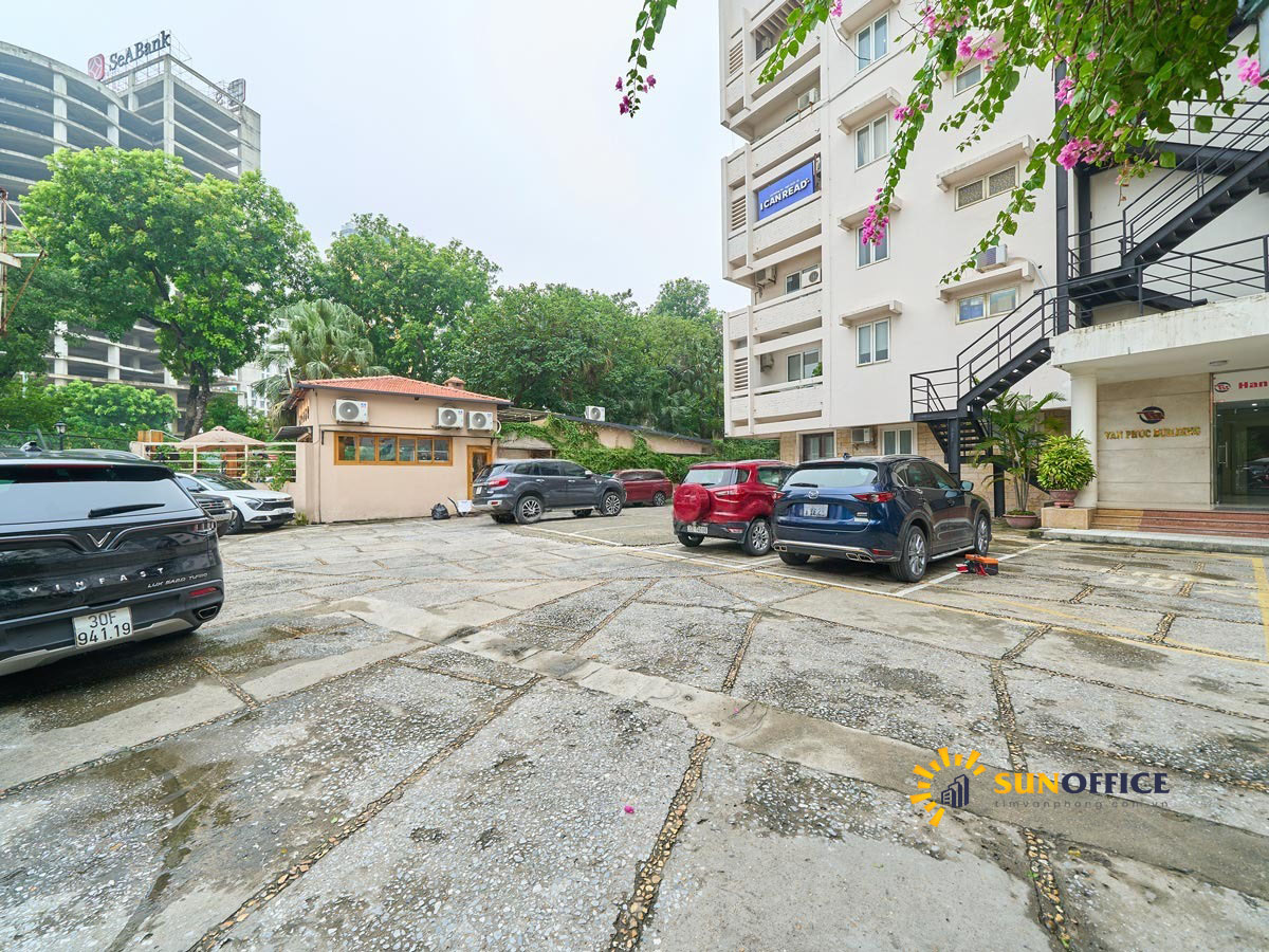 Bên ngoài tòa nhà Vạn Phúc Building Núi Trúc