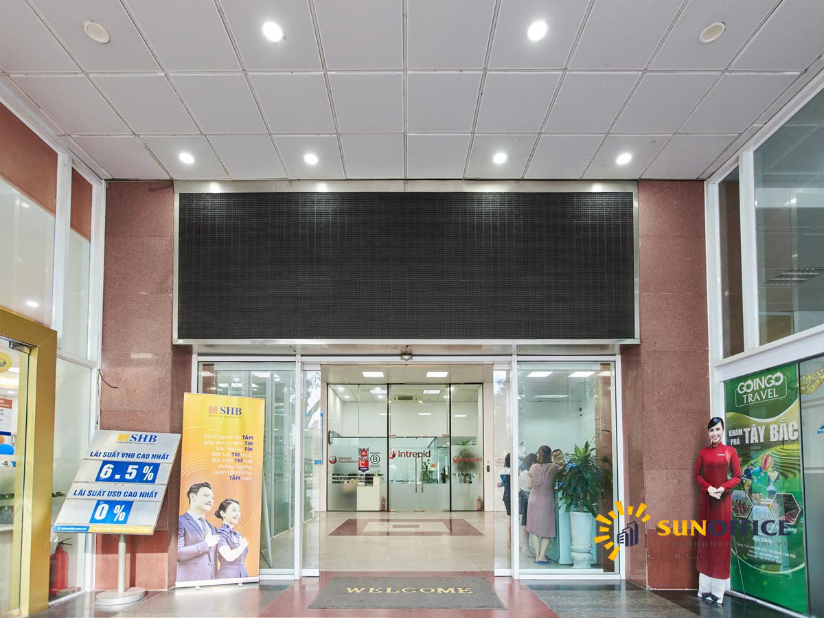 Cửa tòa nhà Ladeco Building