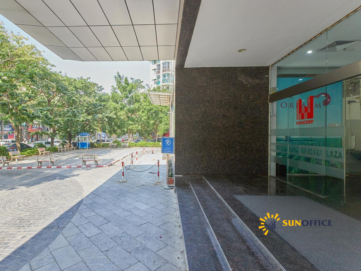 Lối vào tòa nhà Hancorp Plaza