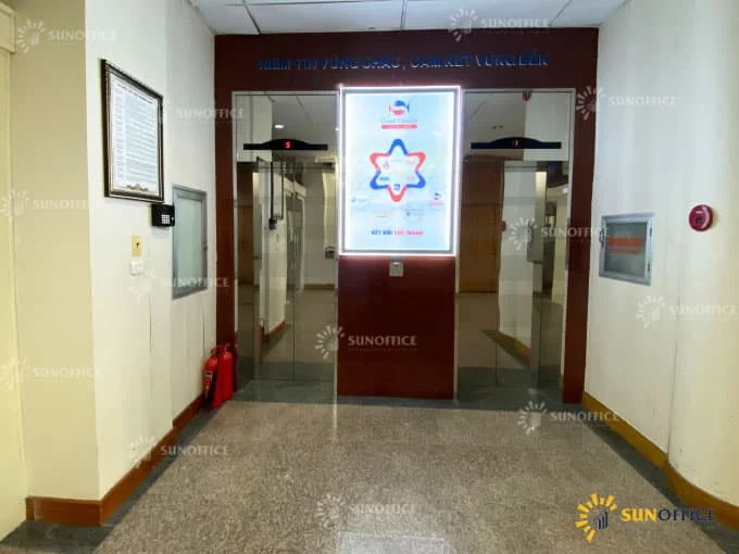 Khu thang máy bao gồm 2 thang bên trong tòa nhà văn phòng Minexport