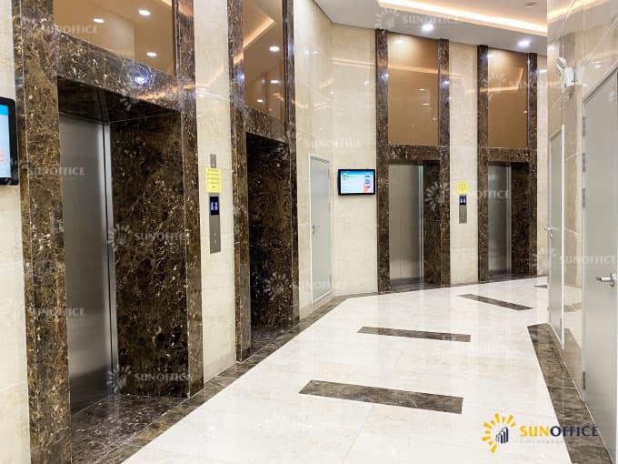 Khu vực thang máy khu văn phòng cho thuê tòa nhà Golden Park Tower Dương Đình Nghệ