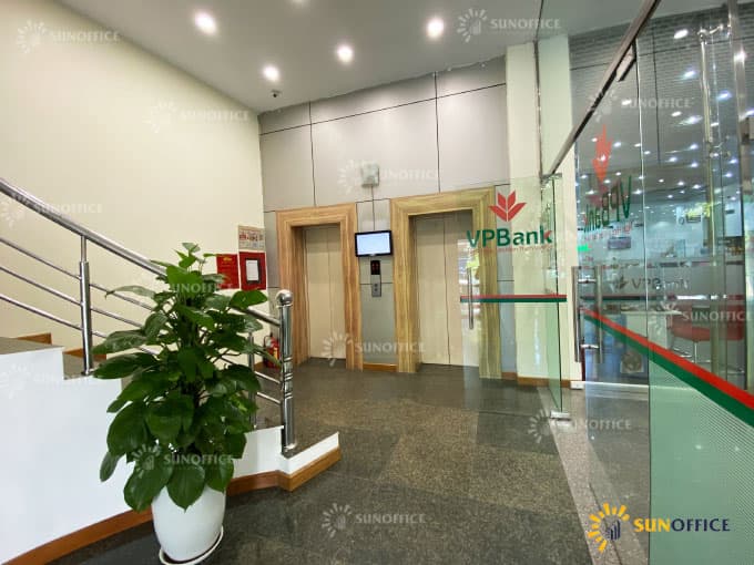 Khu vực thang máy và thang bộ bên trong văn phòng tòa nhà VPB Phố Huế