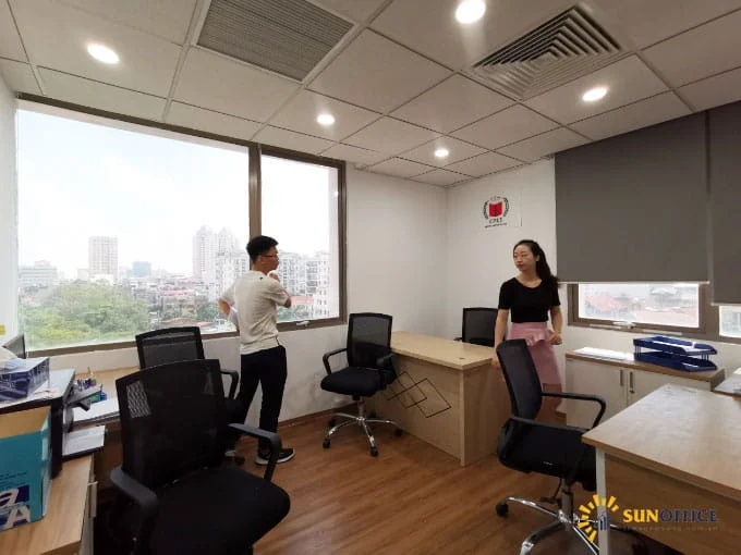 Thiết kế văn phòng tại Hà Nội Office Duy Tân gọn gàng, có cửa sổ to thoáng