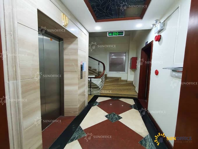 Khu thang máy và thang bộ văn phòng tòa nhà Tim Building Duy Tân