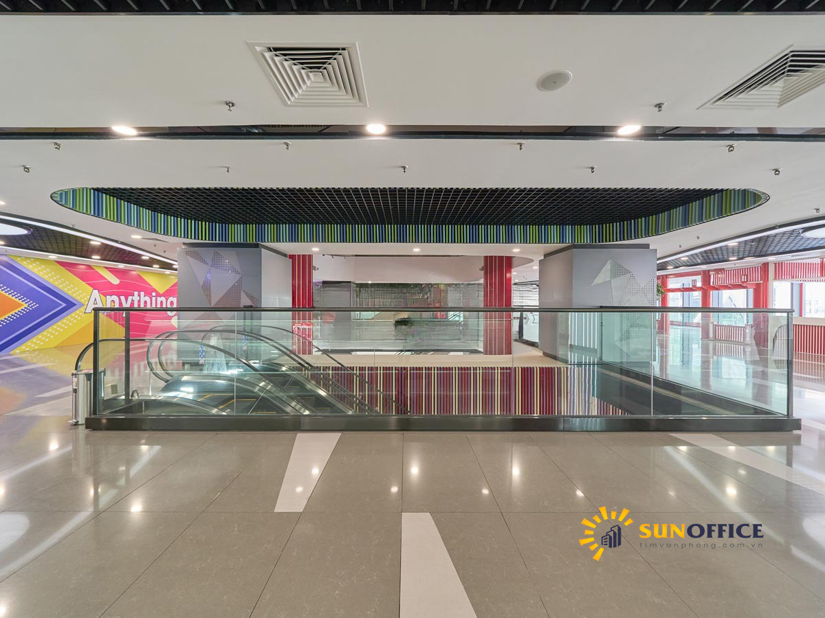 Bên trong tòa nhà The Zei Plaza