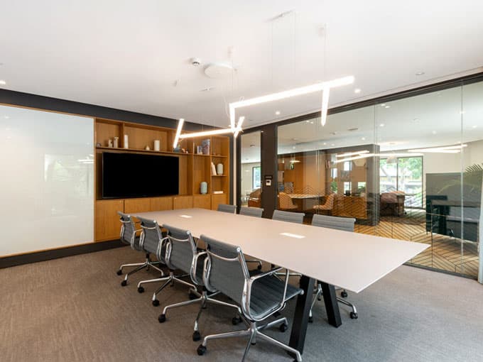 Khu vực phòng họp lớn dành cho nhiều người tại Coworking Space Spaces Trần Hưng Đạo