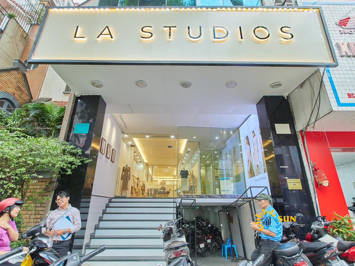 Lối ra tòa nhà 141 Bà Triệu Building
