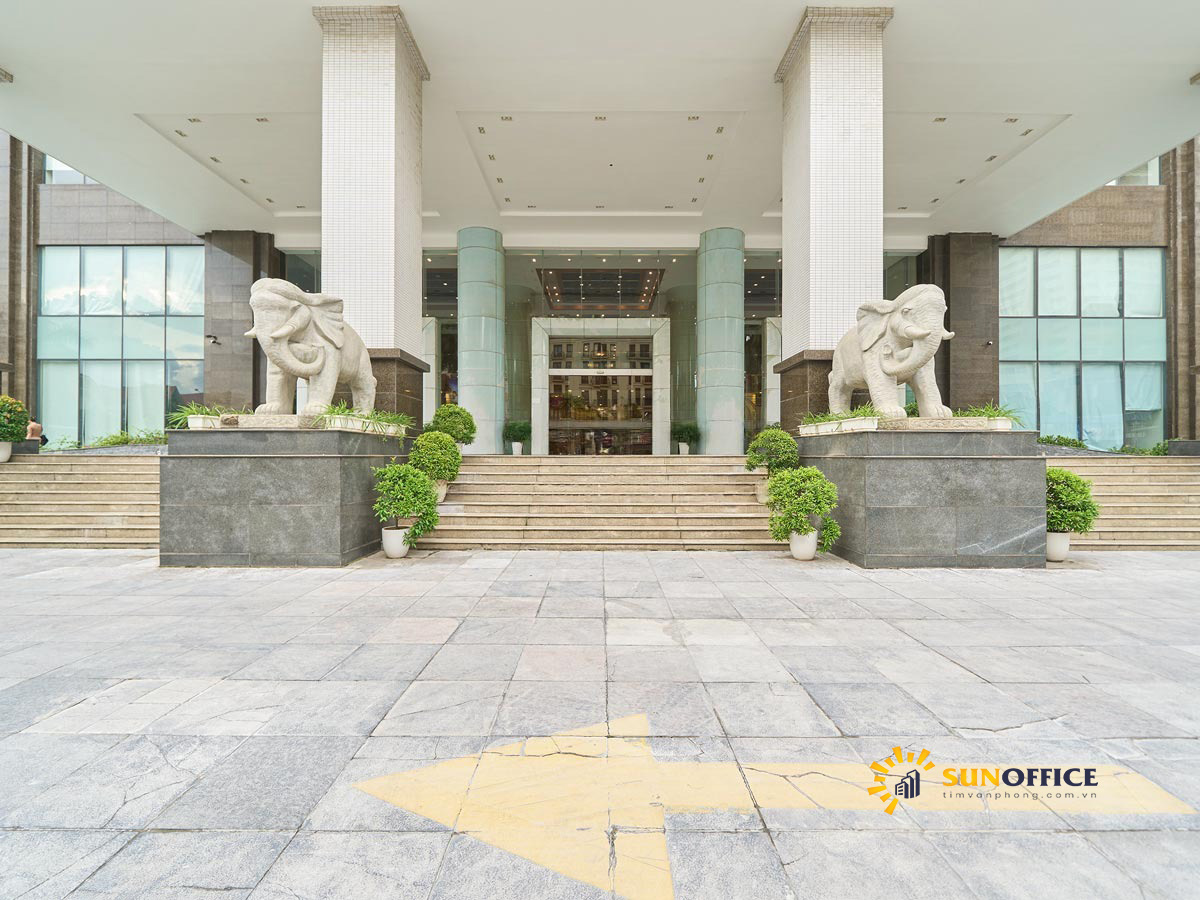 Lối ra vào tòa nhà Nam Cường