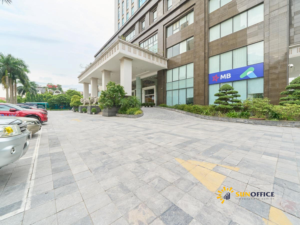 Phía bên ngoài tòa nhà Nam Cường