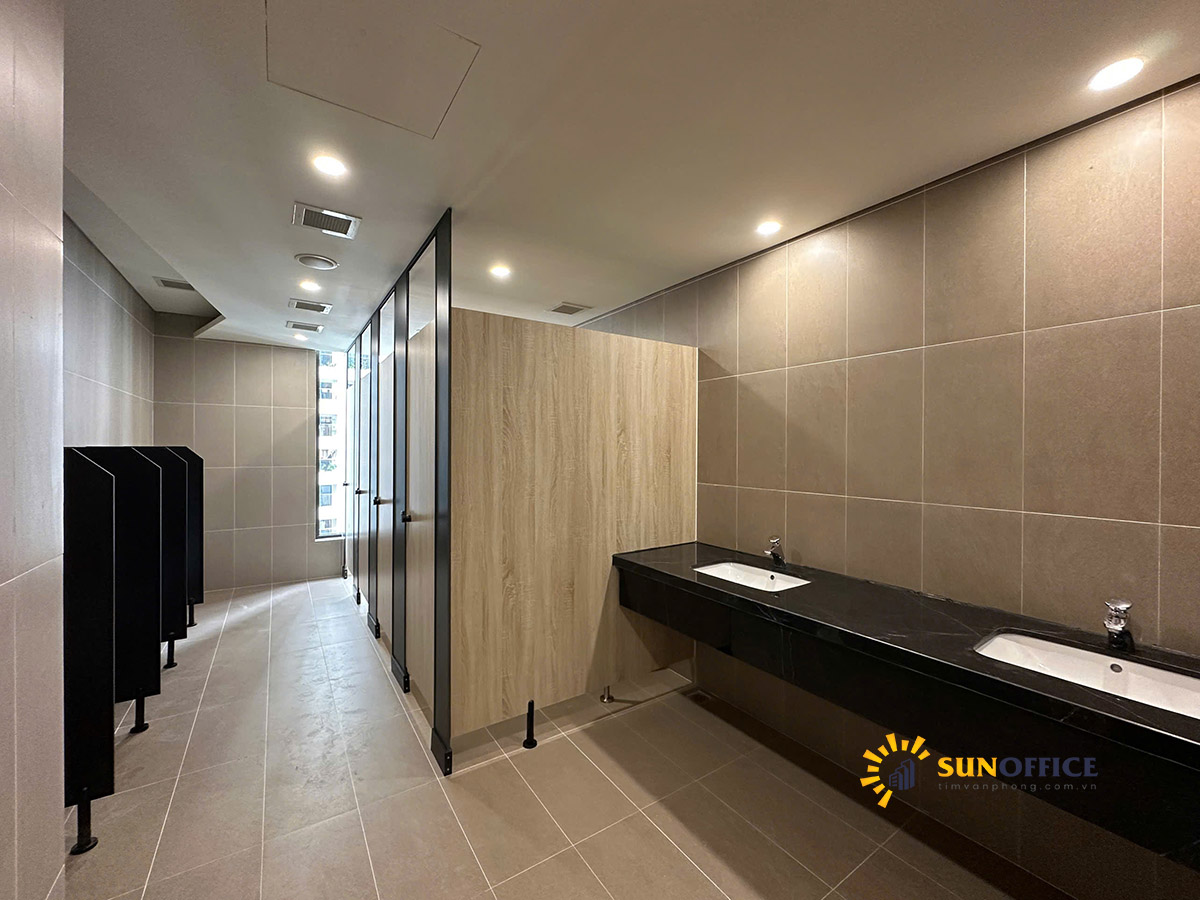 Nhà vệ sinh tòa nhà Rox Center