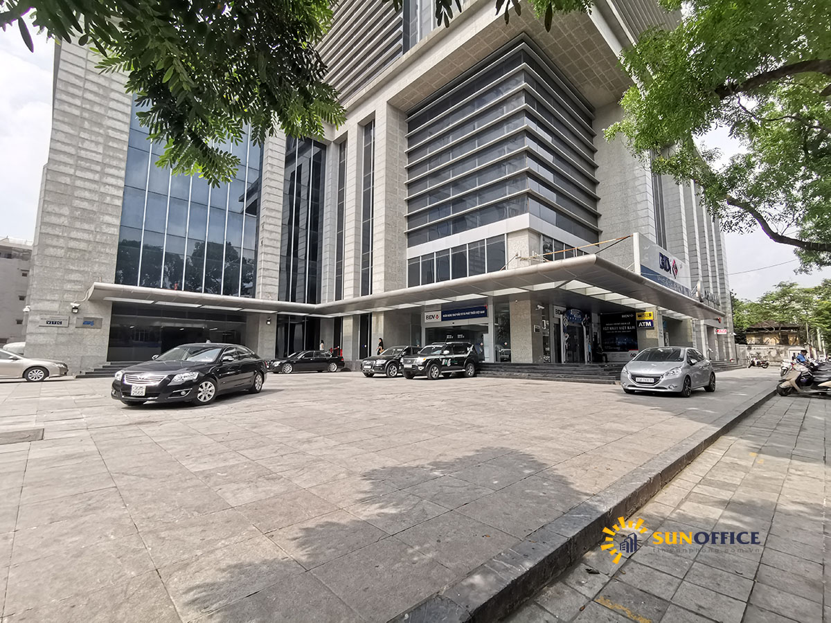 Mặt ngoài tòa nhà VTC Lạc Trung