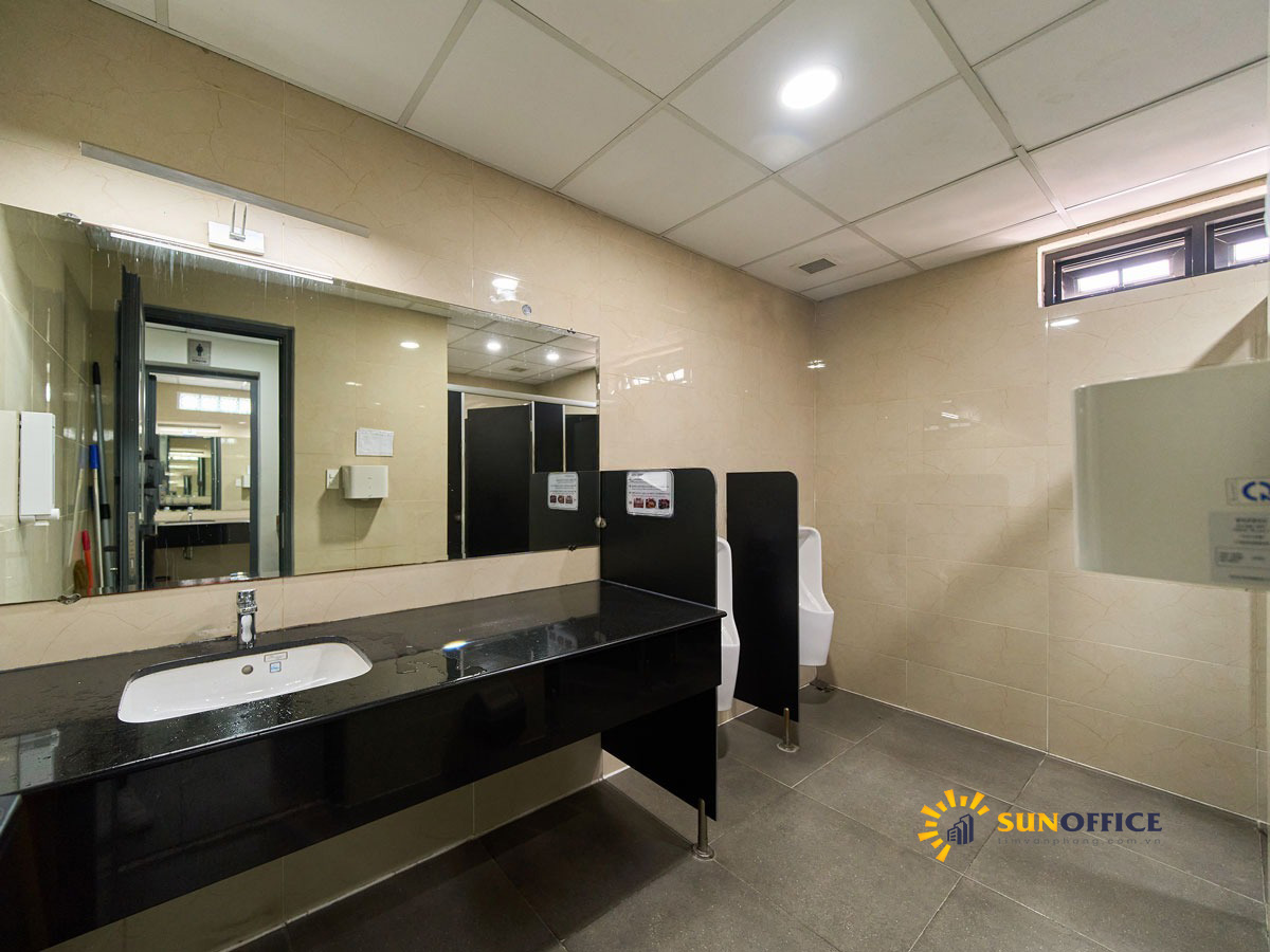 Nhà vệ sinh tòa nhà văn phòng Yersin